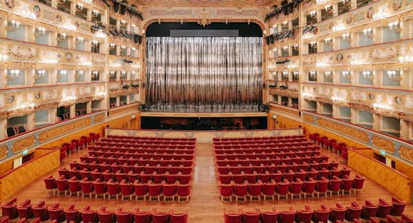 Venezia, Teatro la Fenice, vicino a Venezia corsi e seminari Reiki nel Centro Olistico Tolteca a Dolo (Venezia)